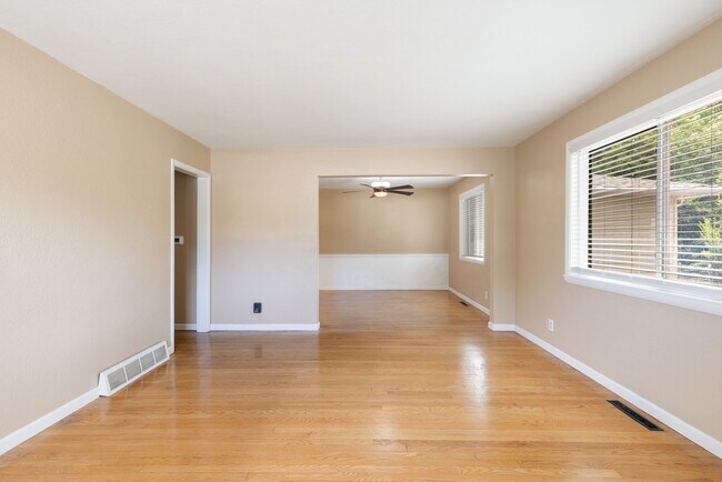 Building Photo - 1411 Custer Ave