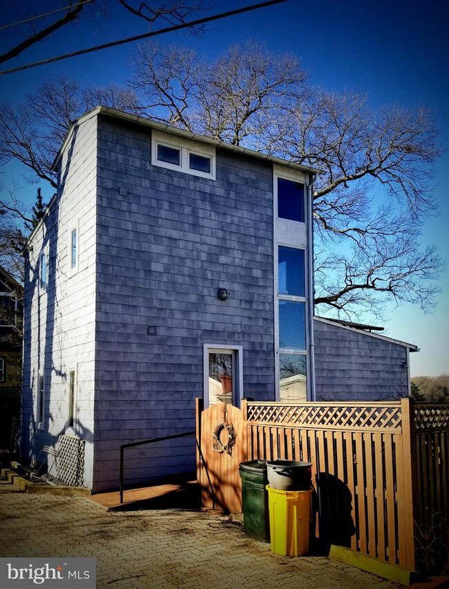 Building Photo - 692 N Riverside Dr