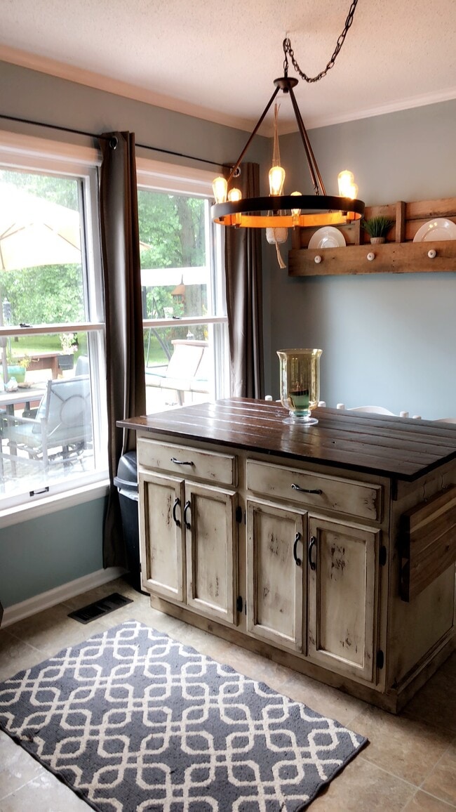 Kitchen island side with great natural lighting - 4422 Meadowland Dr