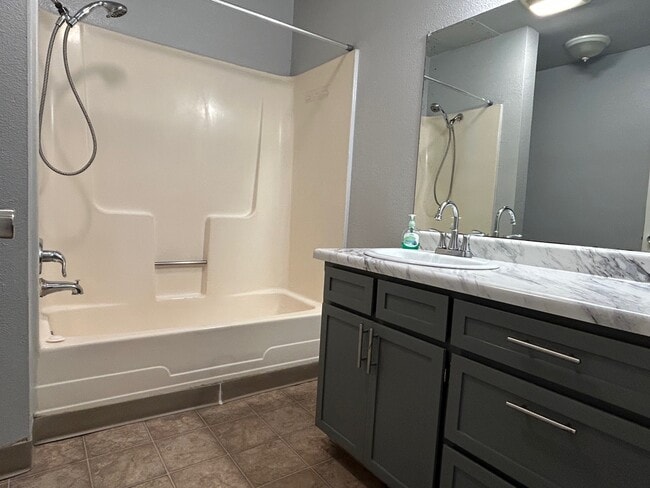 Building Photo - 1150 Pine St