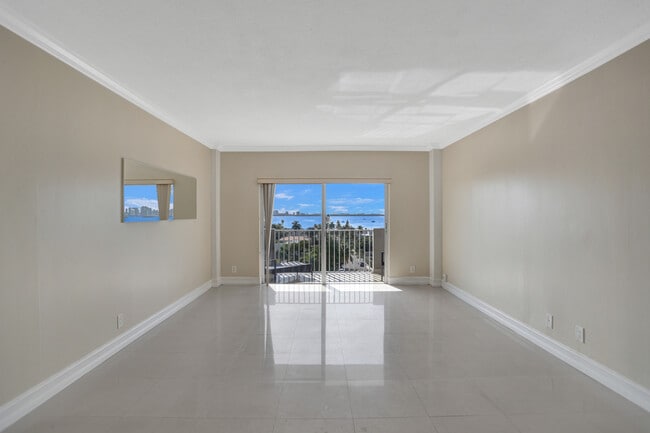 Building Photo - 1455 N Treasure Dr