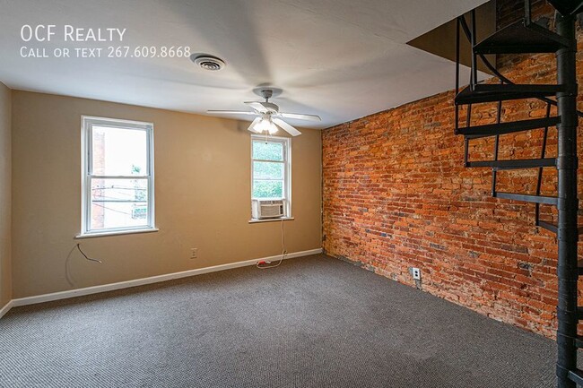 Building Photo - Bi-Level 3 Bed Apartment w/ Exposed Brick ...