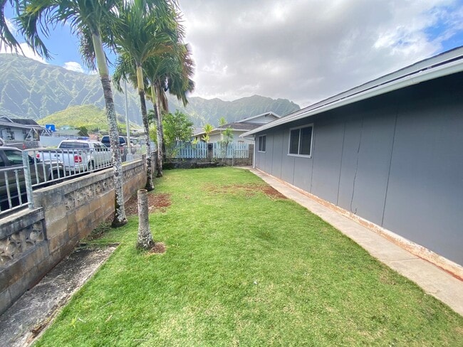 Building Photo - Ahuimanu Charmer!