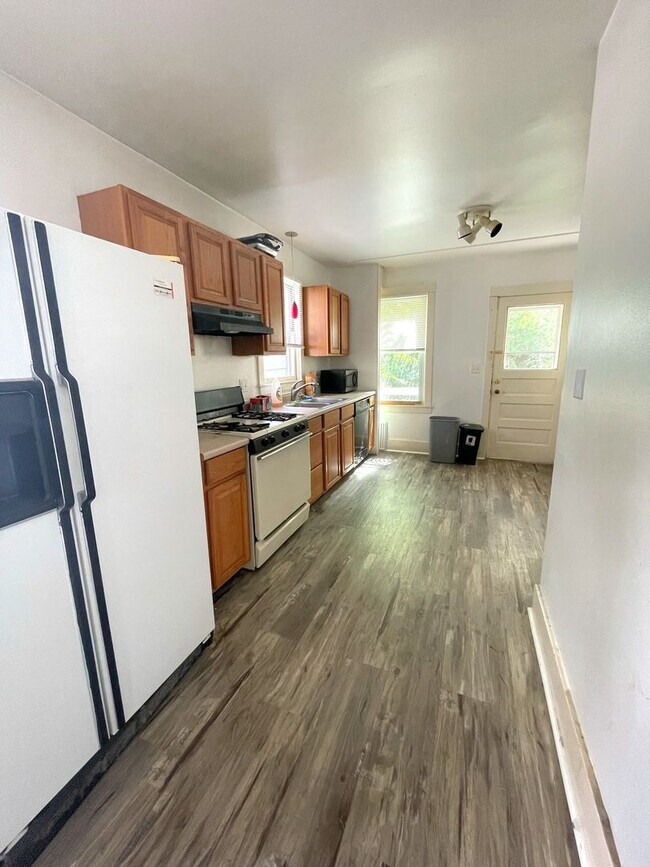 Building Photo - Large Four Bedroom House near Central and ...