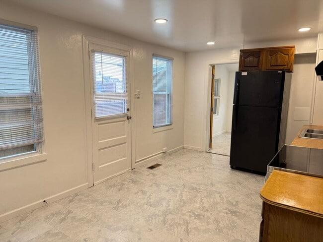 Building Photo - ACCEPTING SECTION 8 - Spacious 3 Bedroom 2 Bathroom Home in Columbia!