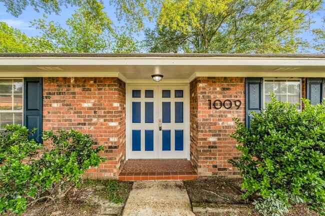 Building Photo - Renovated 4 Bedroom 2.5 Bath Home for Rent!