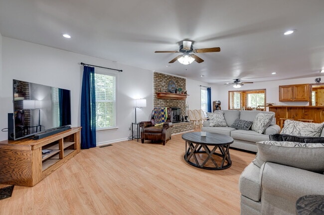 Foto del edificio - "Charming 2-Bedroom Furnished Retreat with Spacious Layout and 2.5 Baths in York, SC!"