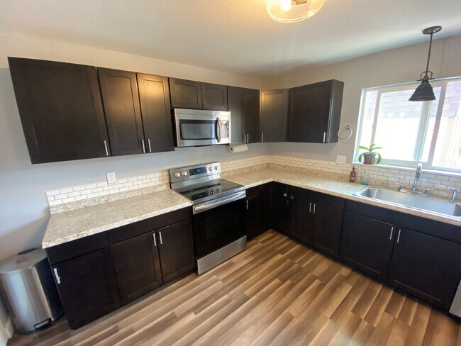 Building Photo - Nicely Updated 3 Bed 2 Bath Home in Founta...
