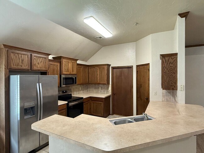 Foto del edificio - Gorgeous 4 Bed 2 Bath in Gated Community