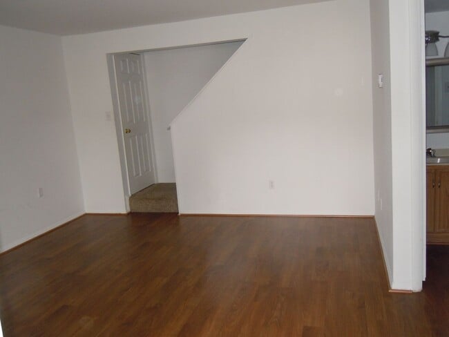 Building Photo - Leesburg Heritage Square Three Bedroom
