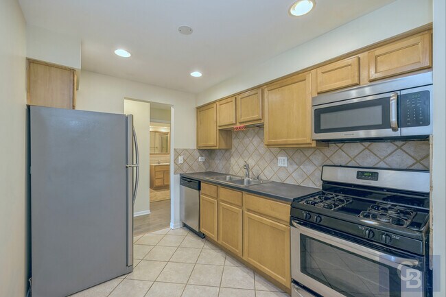 Building Photo - 415 S Lombard Ave