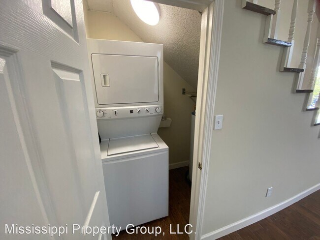 Building Photo - 2 br, 2 bath House - 2323A University Avenue