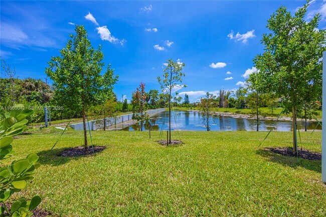 Foto del edificio - 7064 Channing Ave