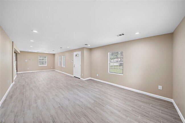 Building Photo - 305 Holly Dr