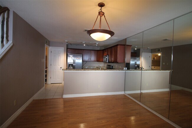 Foto del edificio - 2211 S Kirkwood Rd