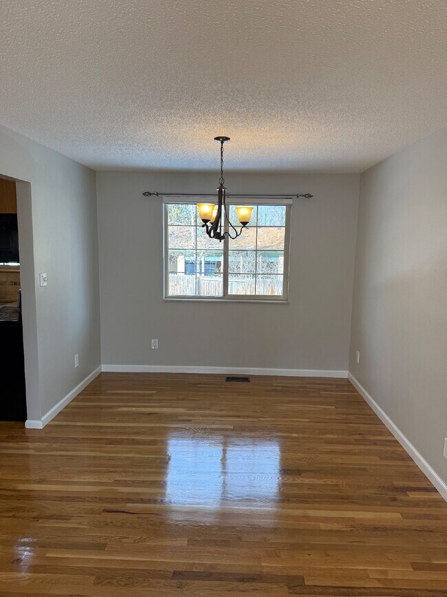 Building Photo - "Spacious 4-Bed Lakewood Gem with Hardwood Floors, Finished Basement & Fireplace - 2970 Sq Ft!"