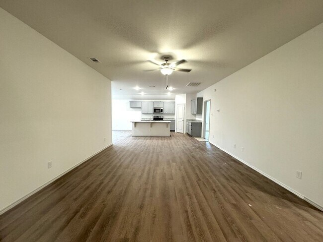 Foto del edificio - New Beginnings Start With AMRR: 3 BD Suburban Style Neighborhood!