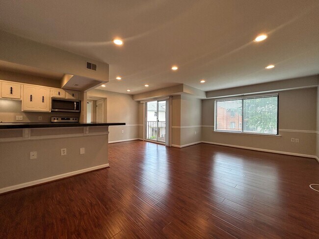 Foto del edificio - One Bedroom One Bathroom Condo in Leesburg...