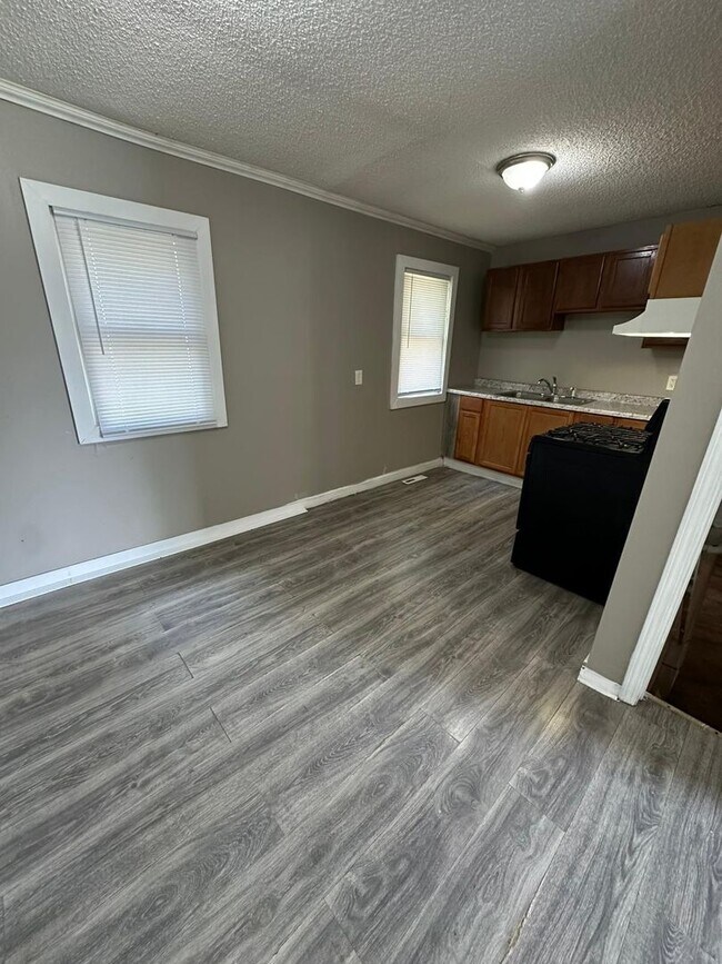 Building Photo - 3 bedroom 1 bath