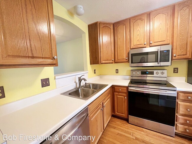 Building Photo - 3 br, 1.5 bath House - Pine Orchard Ct. 7072