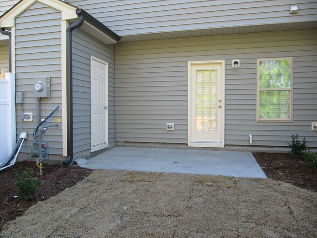 Building Photo - Lovely Townhouse