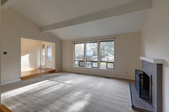 Building Photo - Sunny and Bright Tri-Level 3 Bedroom/2.25 ...