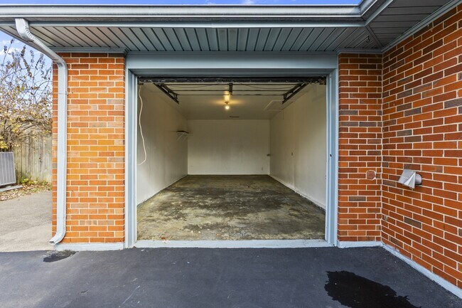 Building Photo - 1707 Sarasota Ct