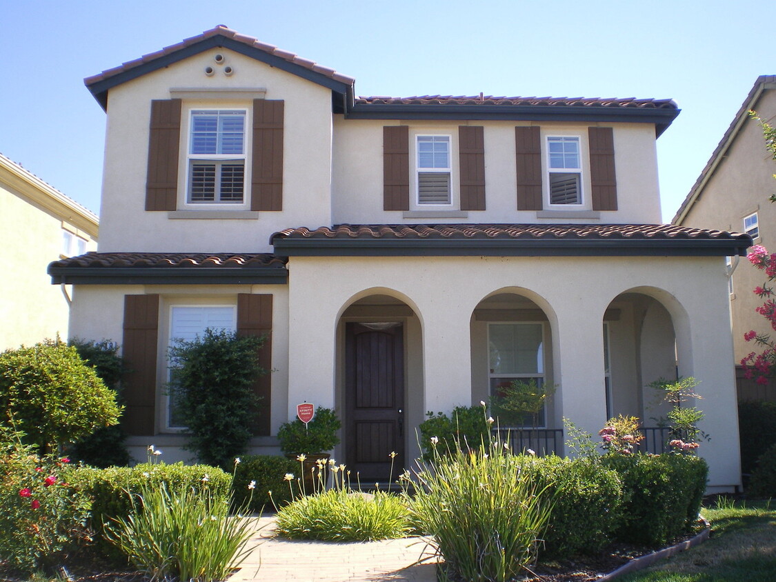 Primary Photo - Fantastic Single Family Home on Parkway Dr...