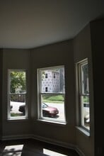 Building Photo - 714 E Oak St