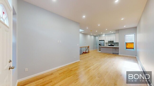 Foto del edificio - Brand New Gut Renovated 3 Bed