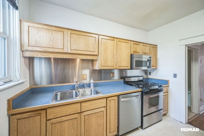 Building Photo - 2 Bedroom townhome in Denver with yard
