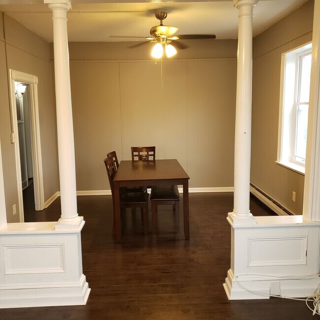 Dining room - 207 S Robinson Ave