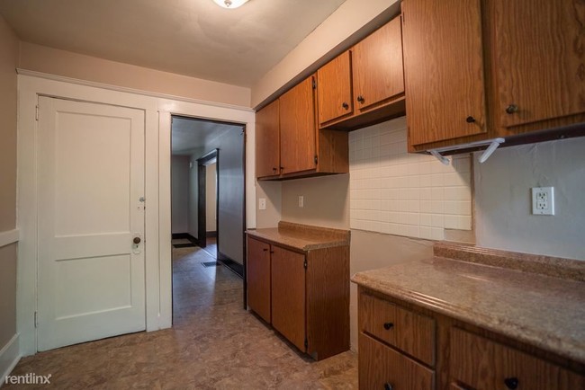 Building Photo - 3 br, 1 bath Townhome - 200 Laurel Ave