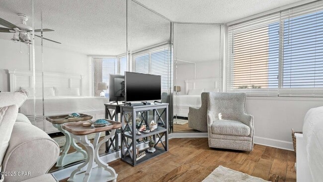 Building Photo - 8817 S Thomas Dr