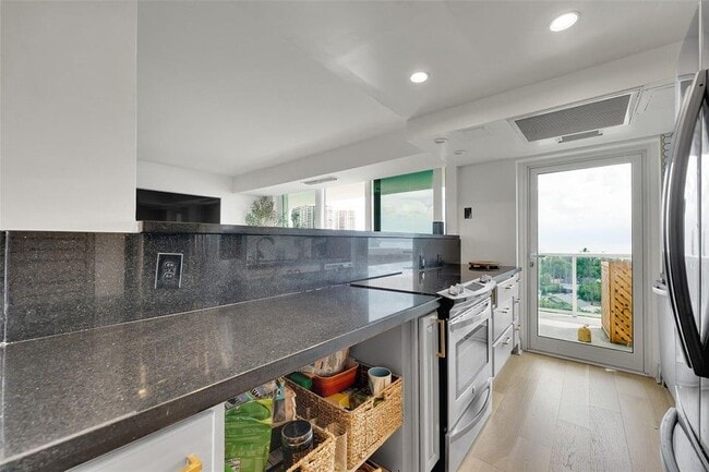 Foto del edificio - 2841 N Ocean Blvd