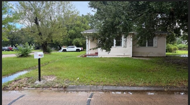 Building Photo - 101 Azalea Ave
