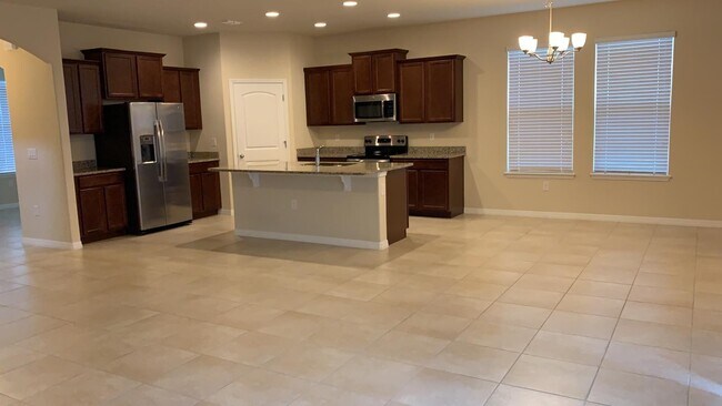 Building Photo - 8203 Lakeview Crossing Drive