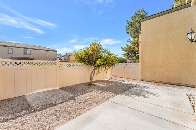 Foto del edificio - Gated Community Living with Vaulted Ceilings, Loft & Private Courtyard!
