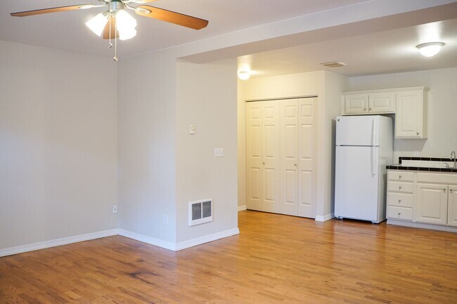 Foto del edificio - Ideal John's Landing 1-Bed w/ Open Layout, Washer/Dryer & a Private Patio!