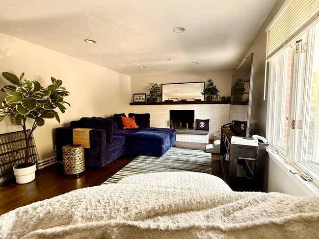 Foto del edificio - 26 Hammond Pond Pkwy