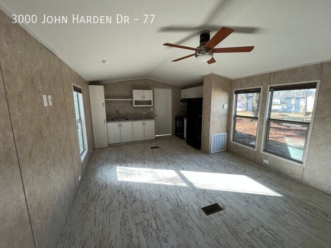 Foto del edificio - 3000 John Harden Dr