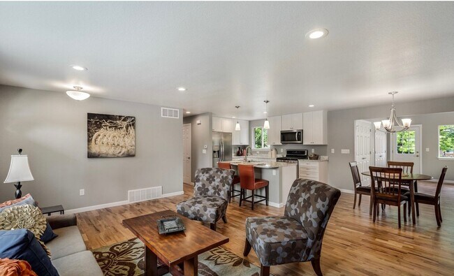Building Photo - Modern 3 Bedroom 1 Bath Near Downtown Longmont!