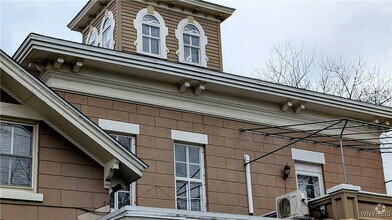Building Photo - 400 Plain St