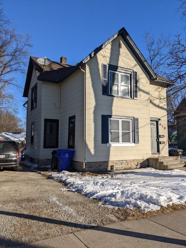 Primary Photo - 820 E North St