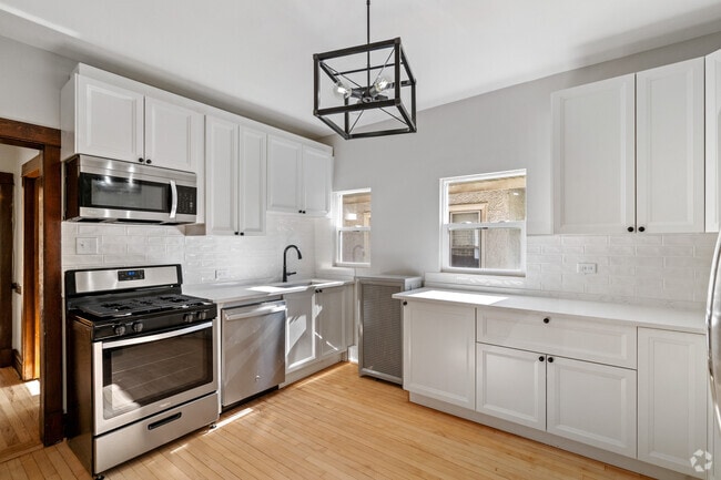 Building Photo - 5059 W Sunnyside Ave
