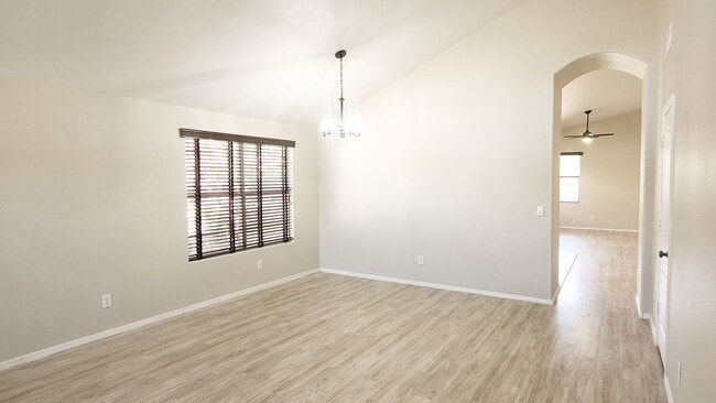 Foto del edificio - REMODELED 3-BEDROOM BY SAN TAN MALL