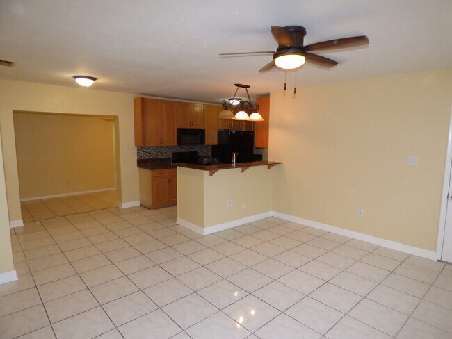 Building Photo - Port Charlotte convenience
