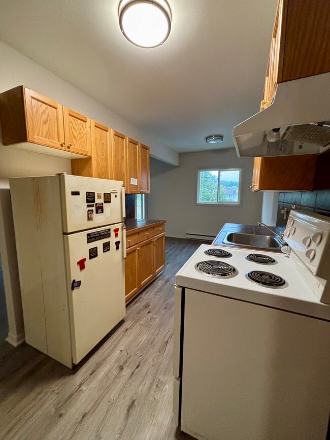 Building Photo - Bright and Airy 2-Bedroom in a Quiet, Conv...