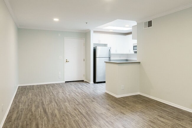 Interior Photo - 816 S. Bundy Dr