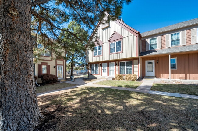 Photo - Charming 2 beds 2.5 baths in Aurora with a... House